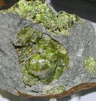  Olivine: Un minerale magico per batterie ad alta energia e rivestimenti resistenti!